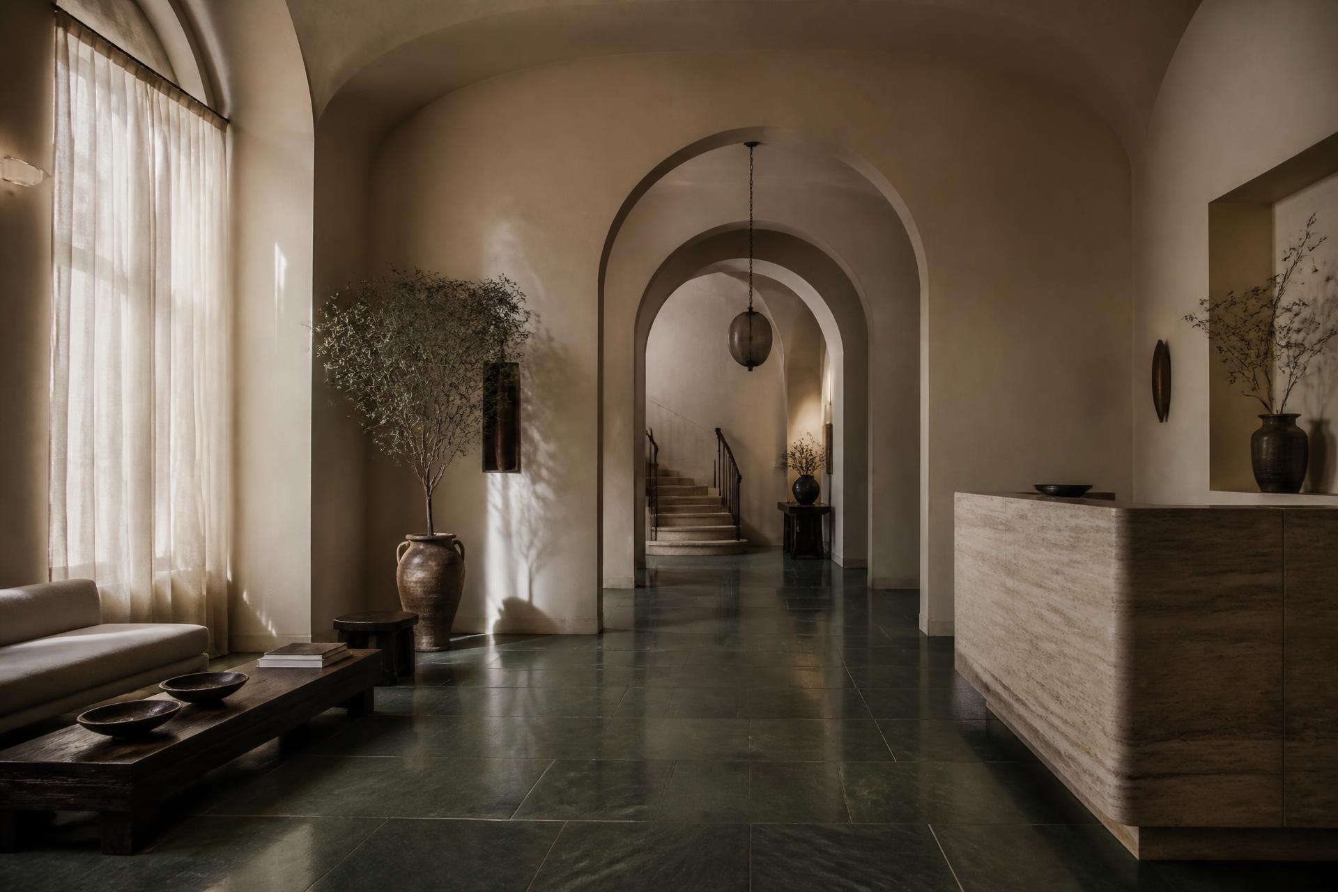 Interno architettonico di un hotel al primo mattino