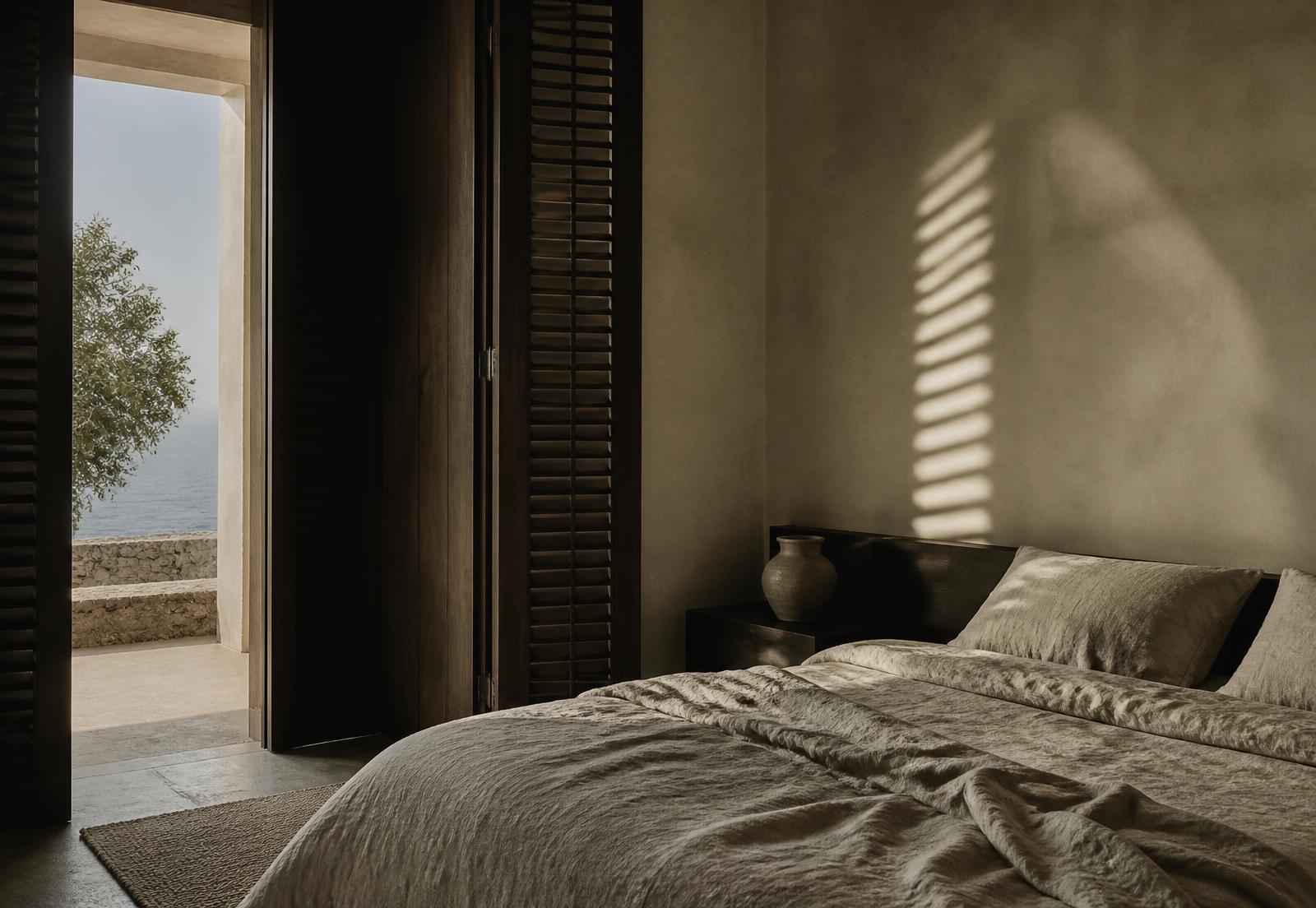 Suite con imposte in legno scuro affacciata sul mare